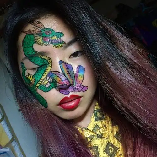 日本少女在脸上作画,真有个性