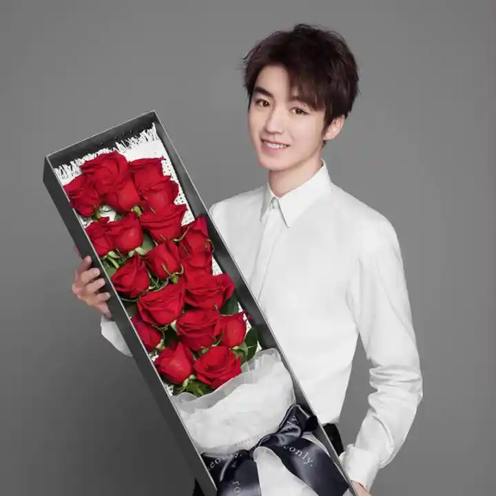 而咱们王俊凯则是完美演绎了这种美好成长,八个月前是怀抱玫瑰笑容暖