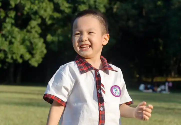 穿制服的小男孩