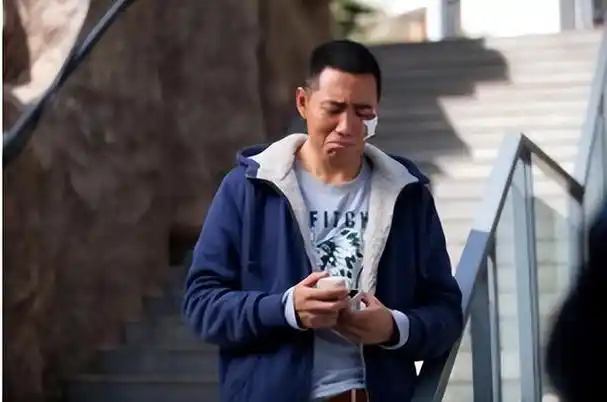 回顾谷智鑫拍戏坠马瘫痪痴情女友照顾他8年未办婚礼成遗憾