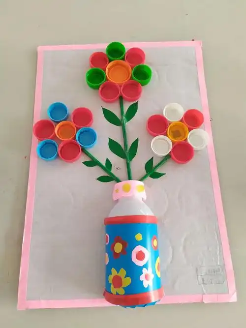 旧瓶子和瓶盖做了一副画,颜色搭配的真是完美!