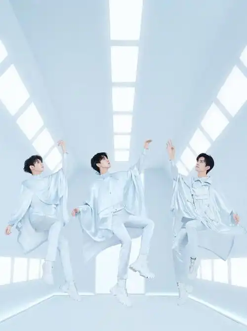 tfboys七周年最新写真上线,银丝绸套装贵气十足,最大的亮点却是它