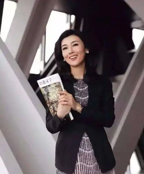 女神李红"消失28天",重归《海峡两岸》,42岁颜值不减当年_电视_气质