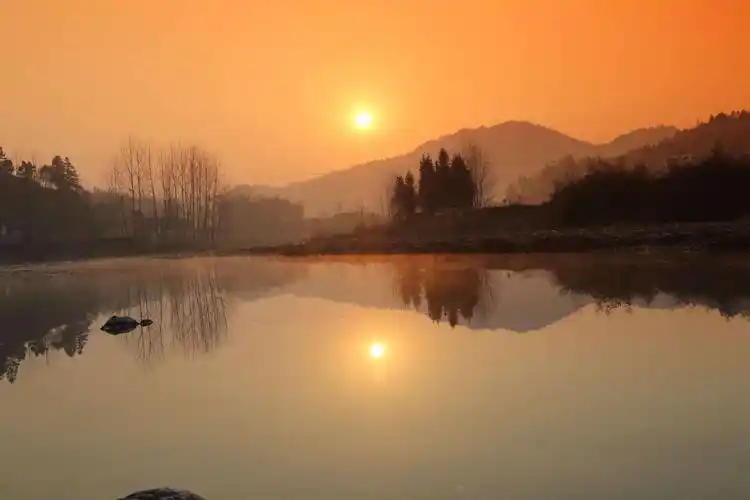 这是农村日落的晚霞