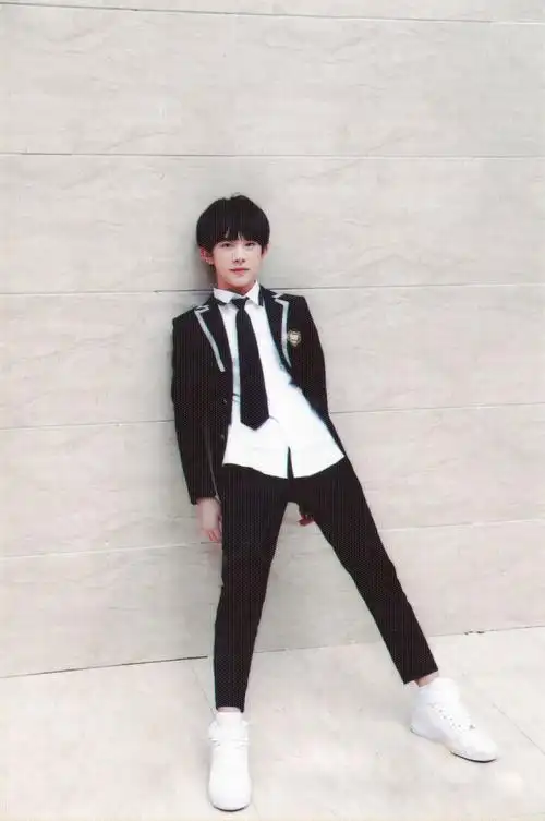 tfboys易烊千玺生写校服校草颜值爆表