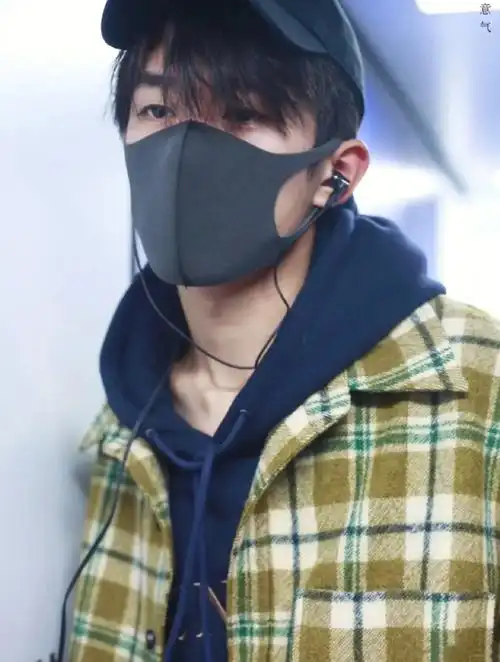 易烊千玺上线冬天要多穿掉点哦