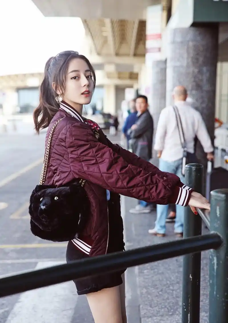 迪丽热巴的这组街拍照真是美翻了,网友纷纷表示看了会深深爱上她