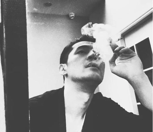 那些有烟瘾的男女明星们 公认他吸烟最有范