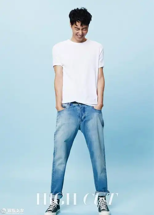 赵寅成拍时尚大片秀长腿 黑白装休闲自在- 韩饭之家新闻站