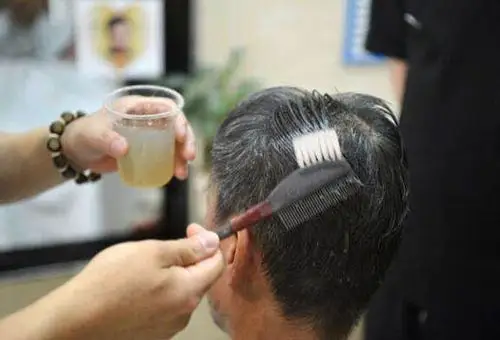 老年人染发容易得皮肤病,3种防护措施能降低危害!