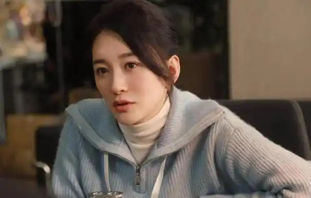 尽管她曾在一次采访中自嘲"我是一个长相很显老的女演员"