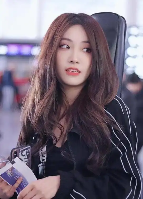 喻言:镜头下的成长之路 《青春有你2》选手喻言,曾以搞笑段子在网上