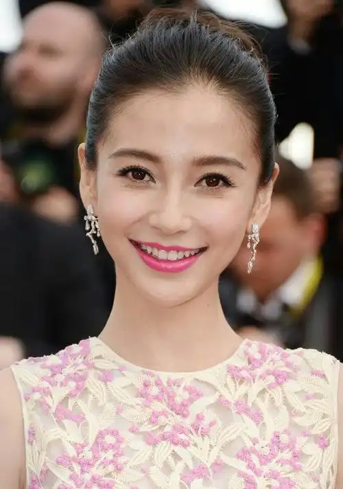 爱笑的女孩最美,当红小花微笑大盘点,谁才是笑得最美的那一个?