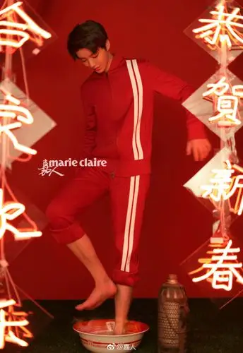 王俊凯赤脚踩着洗脚盆上封面粉丝关注的是盆里的水