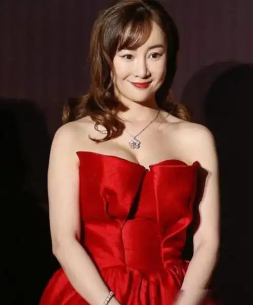 张檬又"变样"?取出假体后脸型大变样,这次还不如网红