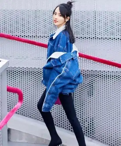 张嘉倪买超在米兰大撒狗粮,张嘉倪穿格纹职业装,被美到了