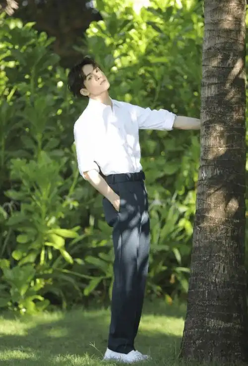 曾舜晞黑白大片释出清新自然少年魅力无限演绎校园男神