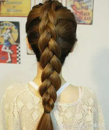 第五步:将头发全部编进三股麻花辫之后,剩余的发尾继续向下按照相同的
