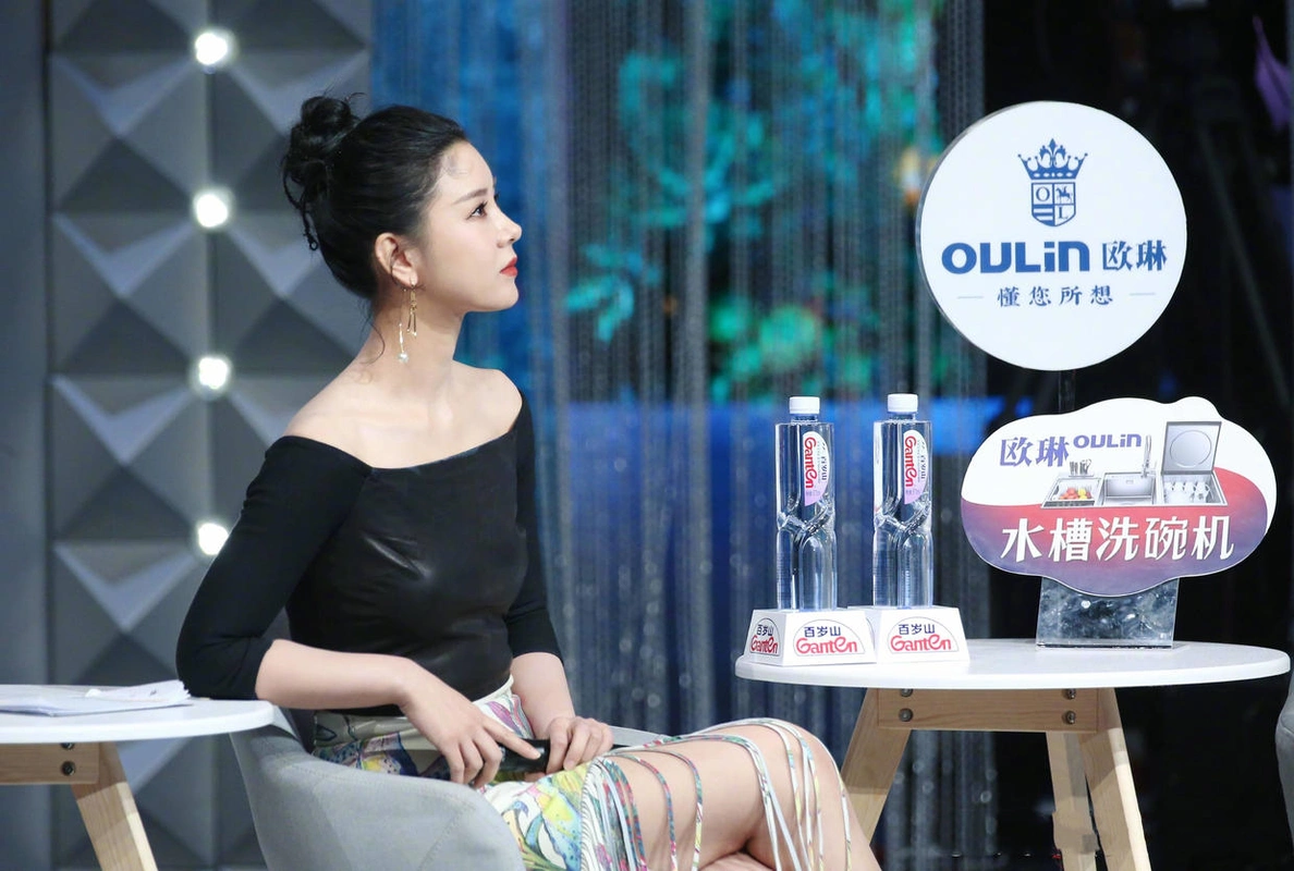 李小萌有点肉穿一字肩上衣很出众配流苏半身裙美成初恋女友