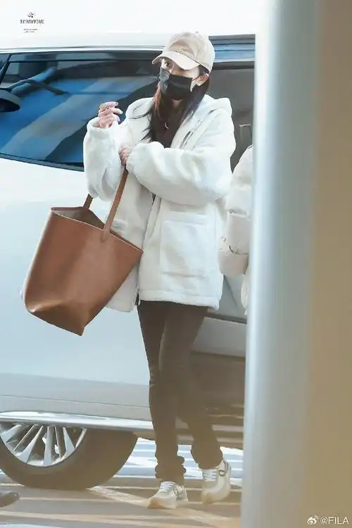 杨幂羊羔毛外套##fila幂式穿搭