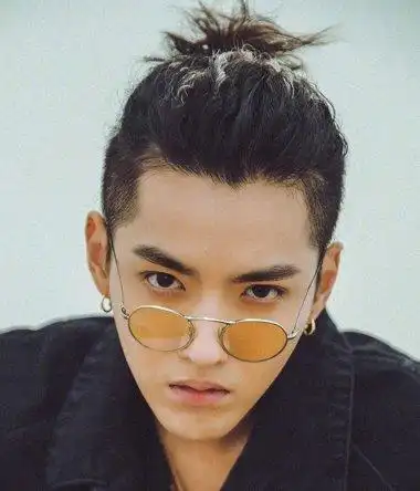 考验颜值的不是扎辫子而是露额头 男生刘海扎小辫头发型比板寸还难以