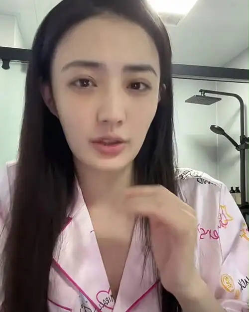 徐璐在家素面朝天,小方脸越来越明显了,因为太瘦脸上没肉,徐璐说话的