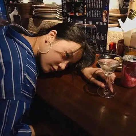 有木有美女喝酒的头像