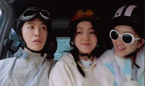 欧阳娜娜节目表现被嘲有心计疑故意炒cp坐姿和范丞丞显距离感