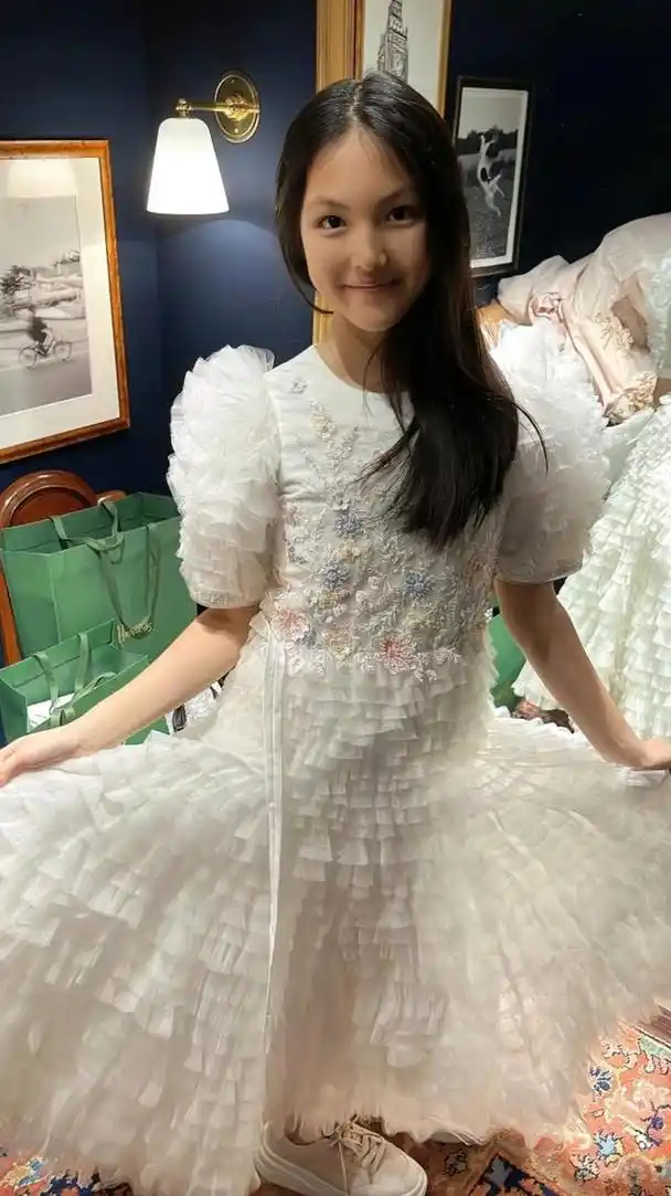 8月8日,李湘分享了女儿王诗龄的近照,她附文道:妈妈的宝贝!