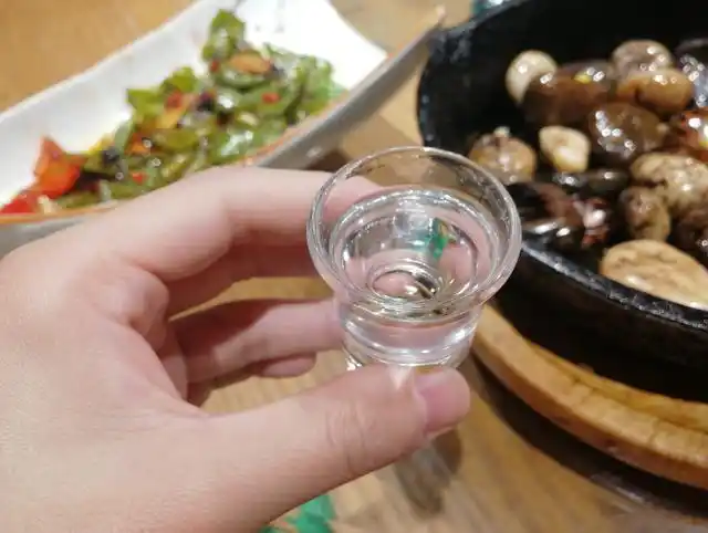 【一点资讯】家里来客喝酒,如何倒酒才能显示主人家的礼节,4个细节很