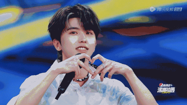 蔡徐坤#猛男比心