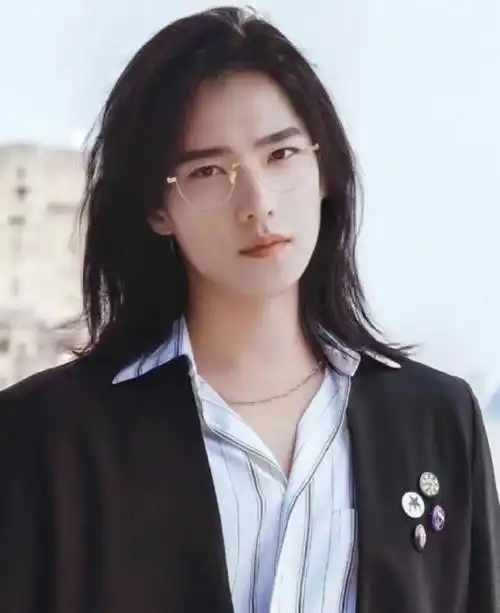 网友说杨洋长发造型是费渡本渡##长发的杨洋是费渡本渡