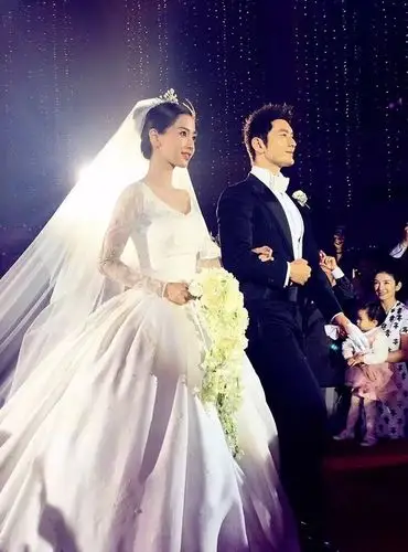 黄晓明与baby结婚证件照曝光 搞怪卖萌玩穿越