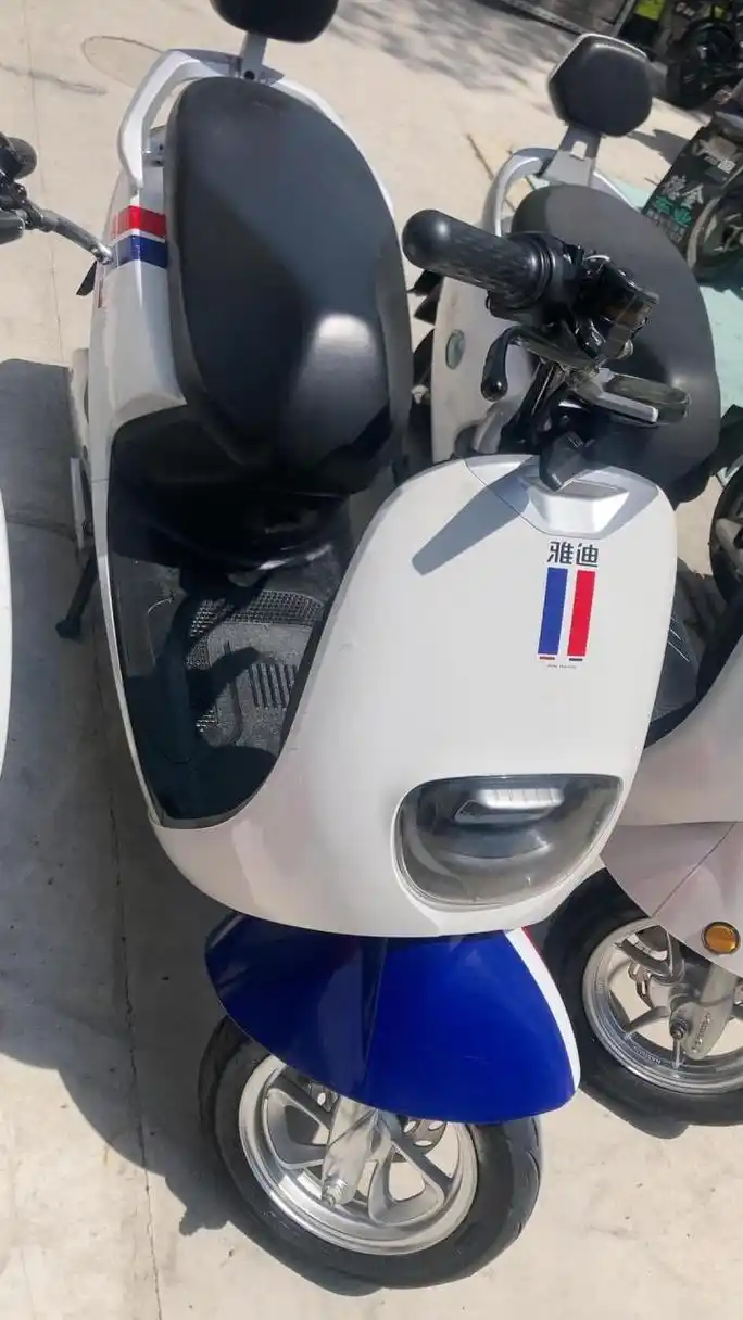 雅迪60伏踏板电动车,电瓶新装的,直接买1180元.