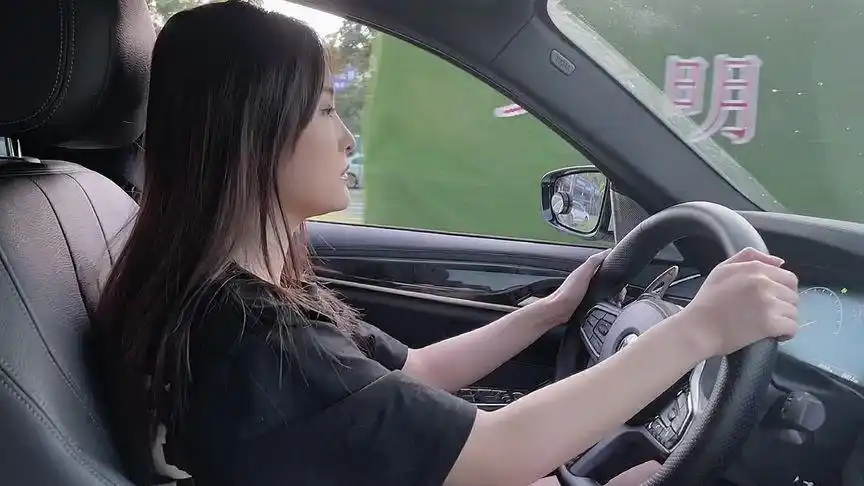 手握方向盘的女孩子