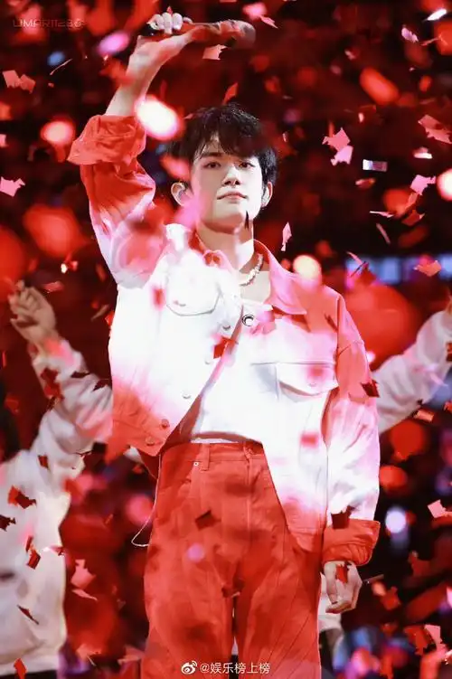 易烊千玺玊尔演唱会视频