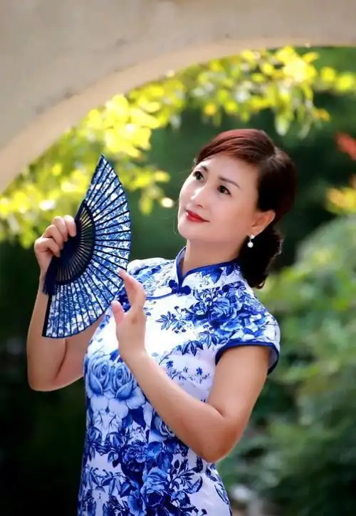 旗袍, 演绎出东方女性风情万种的魅力, 那雍容典雅的绸缎背后, 却能望