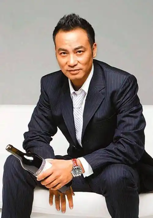 原创影帝任达华娶小12岁琦琦婚后8年生一女风光背后是心酸