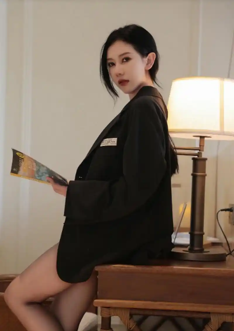 西装黑丝大长腿