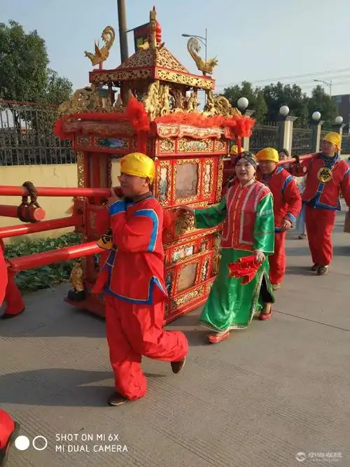 看看花轿迎亲传统中式的.