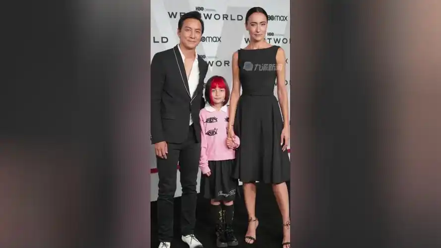 吴彦祖晒照庆祝妻子赢得德比马赛冠军 :真为她感到骄傲!