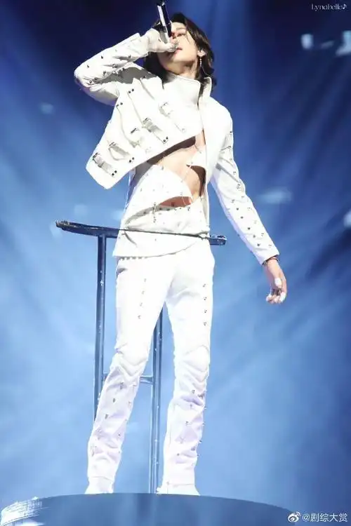 小鬼演唱会露腹肌##小鬼露腹肌##小鬼deadline巡演