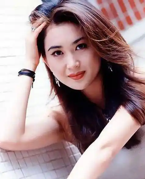 温碧霞度假照,戴太阳帽穿露背裙,身材苗条皮肤细腻似冻龄_照片_年龄