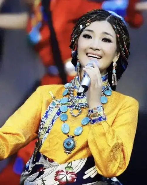 歌手降央卓玛因丈夫高颜值疯狂倒追婚后产3子如今幸福美满