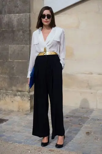 春天怎么穿出大长腿 高腰裤搭配高跟鞋搞定