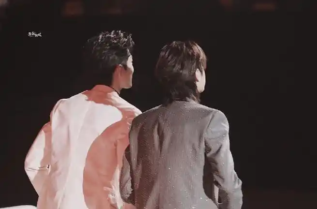 肖战王一博今晚见#好好好!今晚见!爱看帅哥同框!