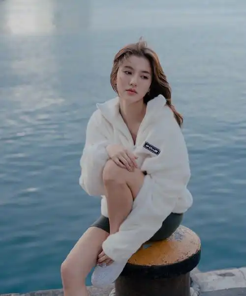 吴千语酷飒运动风写真图片