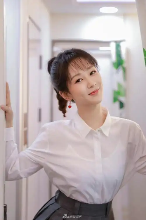 杨紫简约风写真大片曝光扎丸子头俏皮可爱