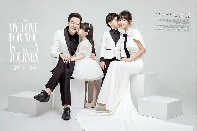 2022展会新款影楼亲子主题服装一家四口全家福拍照英伦风黑白套装