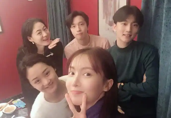 金晨晒与中专同学聚会照,手舞足蹈满屏大长腿抢镜